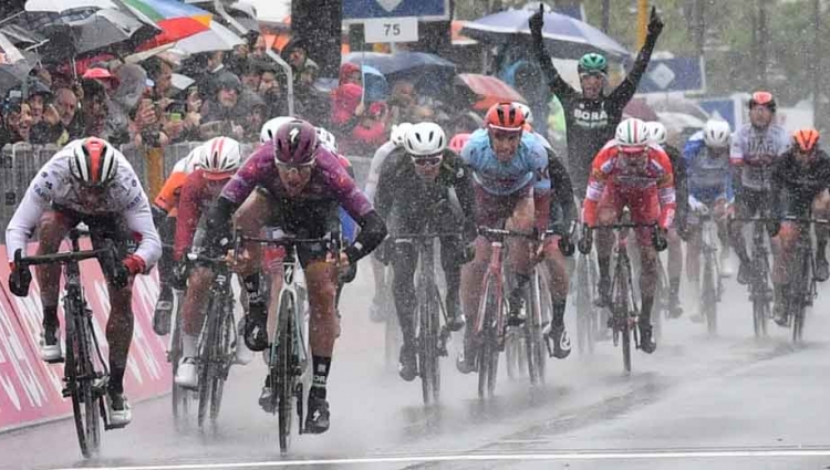 Ackermann su Gaviria nella quinta del Giro d'Italia
