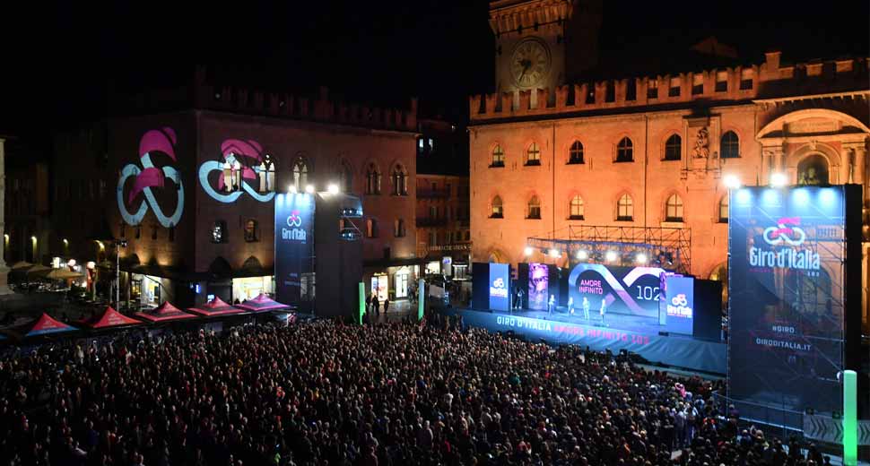 Bologna abbraccia il Giro d'Italia