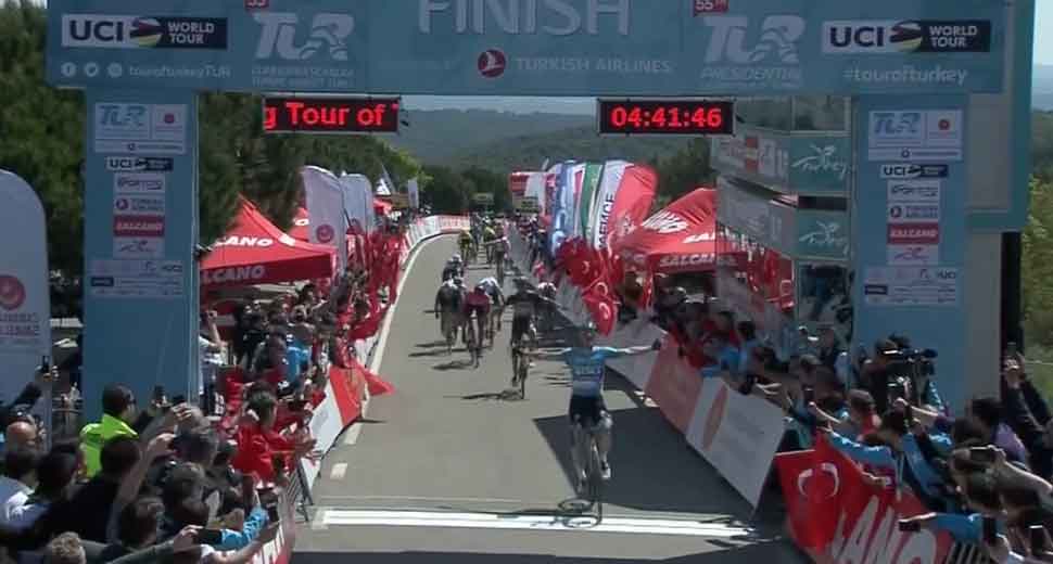 Sam Bennet sfreccia nella seconda tappa del Giro di Turchia. Bene gli Italiani