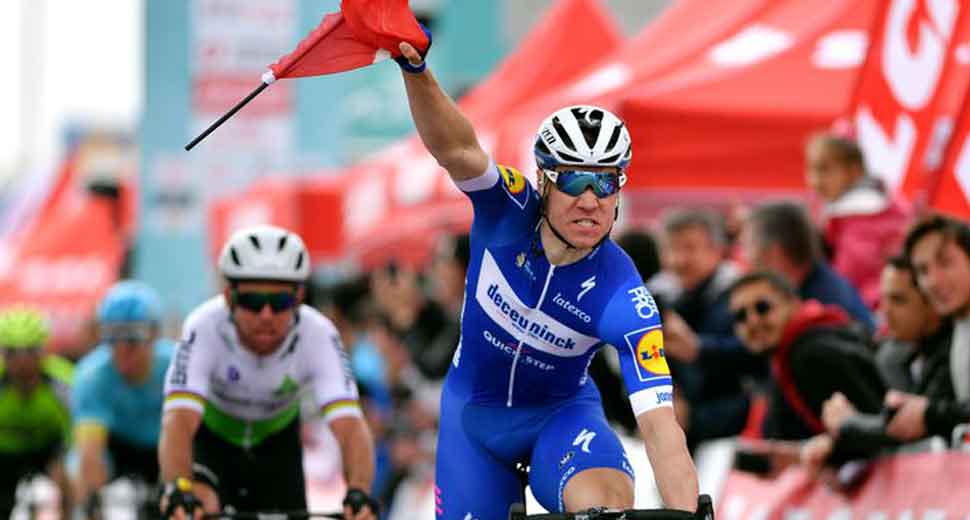Giro di Turchia, terza tappa: la bella vittoria rivincita di Fabio Jacobsen su Sam Bennet