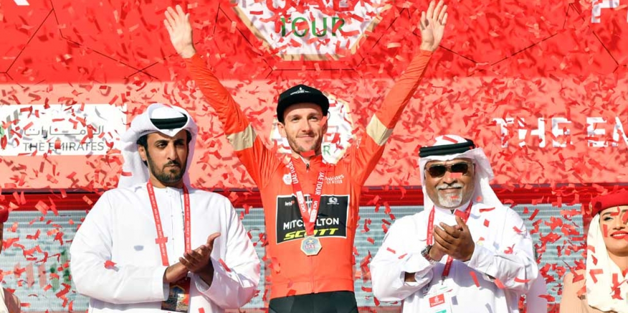 Tour degli Emirati Arabi Uniti: Adam Yates vince tappa e maglia